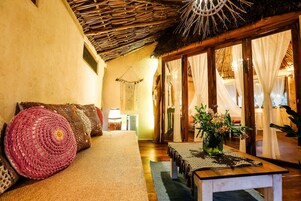 Luxury Room, 1 King Bed, Garden View | Living room