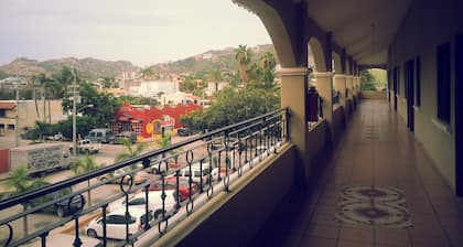 Hotel Plaza Los Arcos