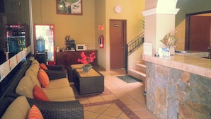 Lobby sitting area - Hotel Plaza Los Arcos (Cabo San Lucas)