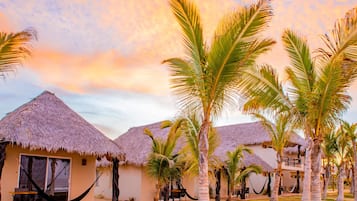 2 bedrooms, desk, bed sheets