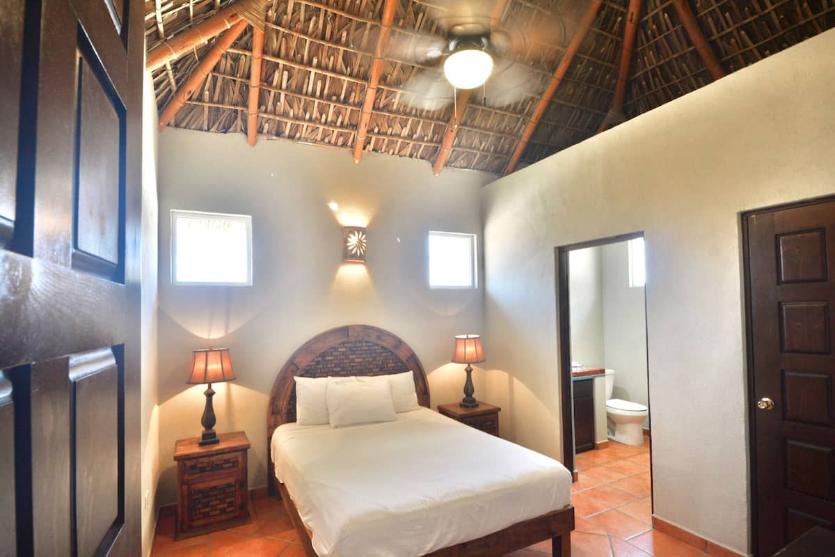 Two bedroom Ocean Front | 2 habitaciones, escritorio y ropa de cama