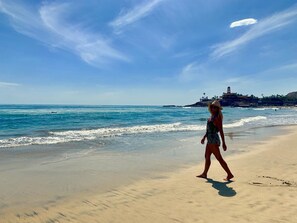 Plage, chaises longues, serviettes de plage, massages sur la plage