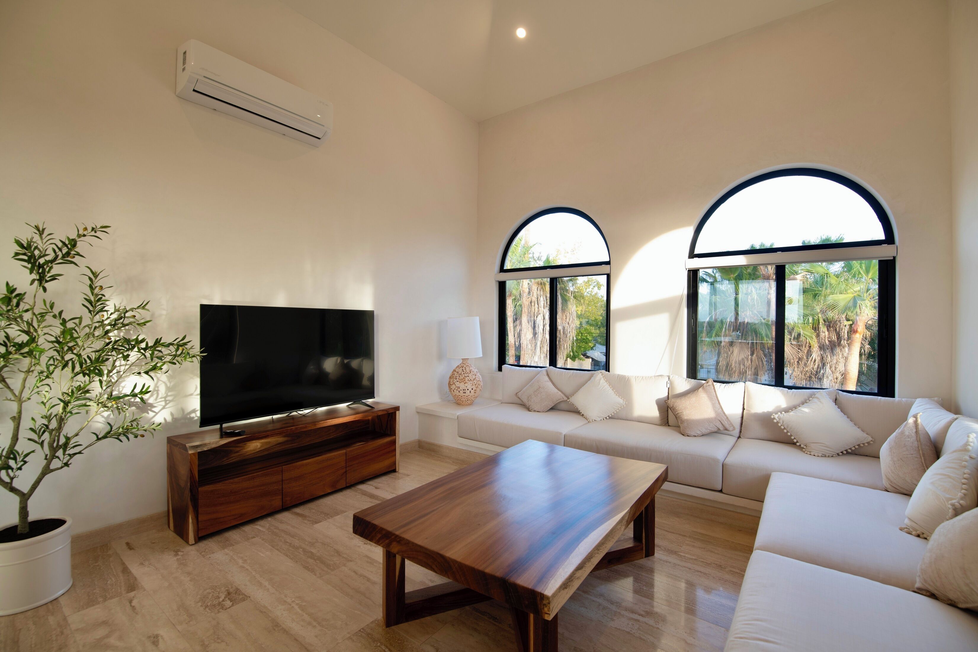 superior room (suite luz de luna) | living area | flat-screen tv, dvd player