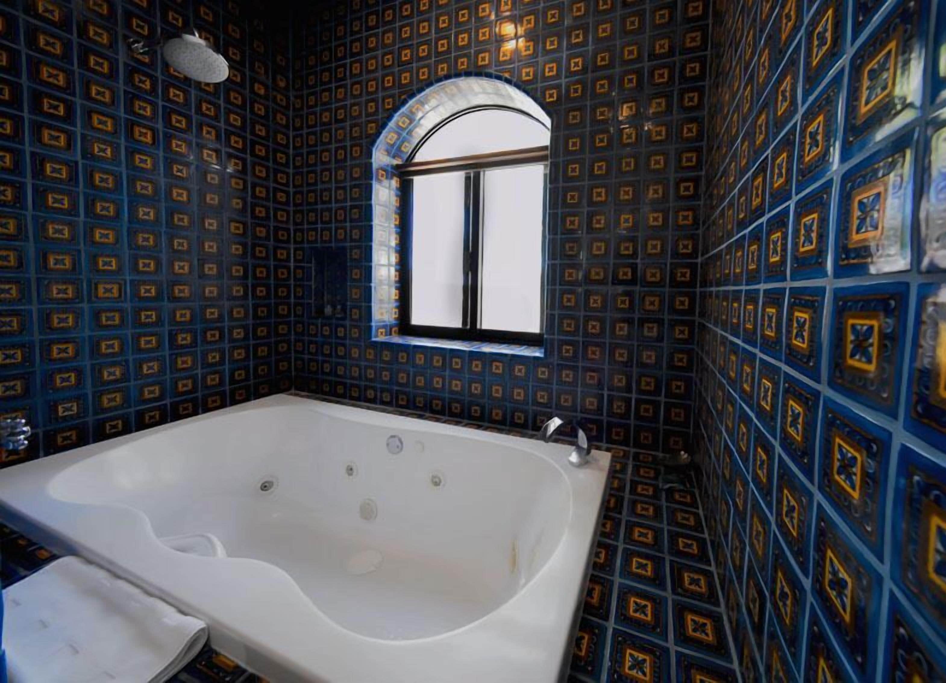 grand suite, garden view (suite san juan diego) | bathroom | free toiletries, towels