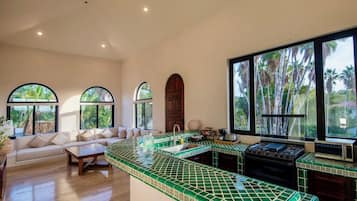 Suite Luz de Luna | Private kitchen | Microwave, coffee/tea maker