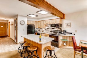 Full-sized fridge, microwave, stovetop, dishwasher - Sawmill Creek Condos by Ski Country Resorts (Breckenridge)