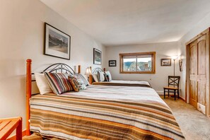 2 Schlafzimmer, individuell dekoriert, individuell eingerichtet