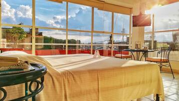 Breakfast, lunch, dinner served; Regional cuisine