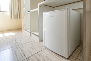 Minibar, escritorio, cortinas opacas y wifi gratis