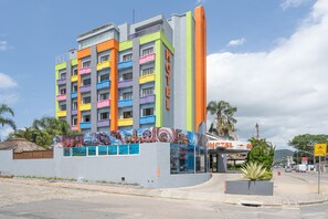 Front of property - evening/night - Hotel Conexão (Penha)