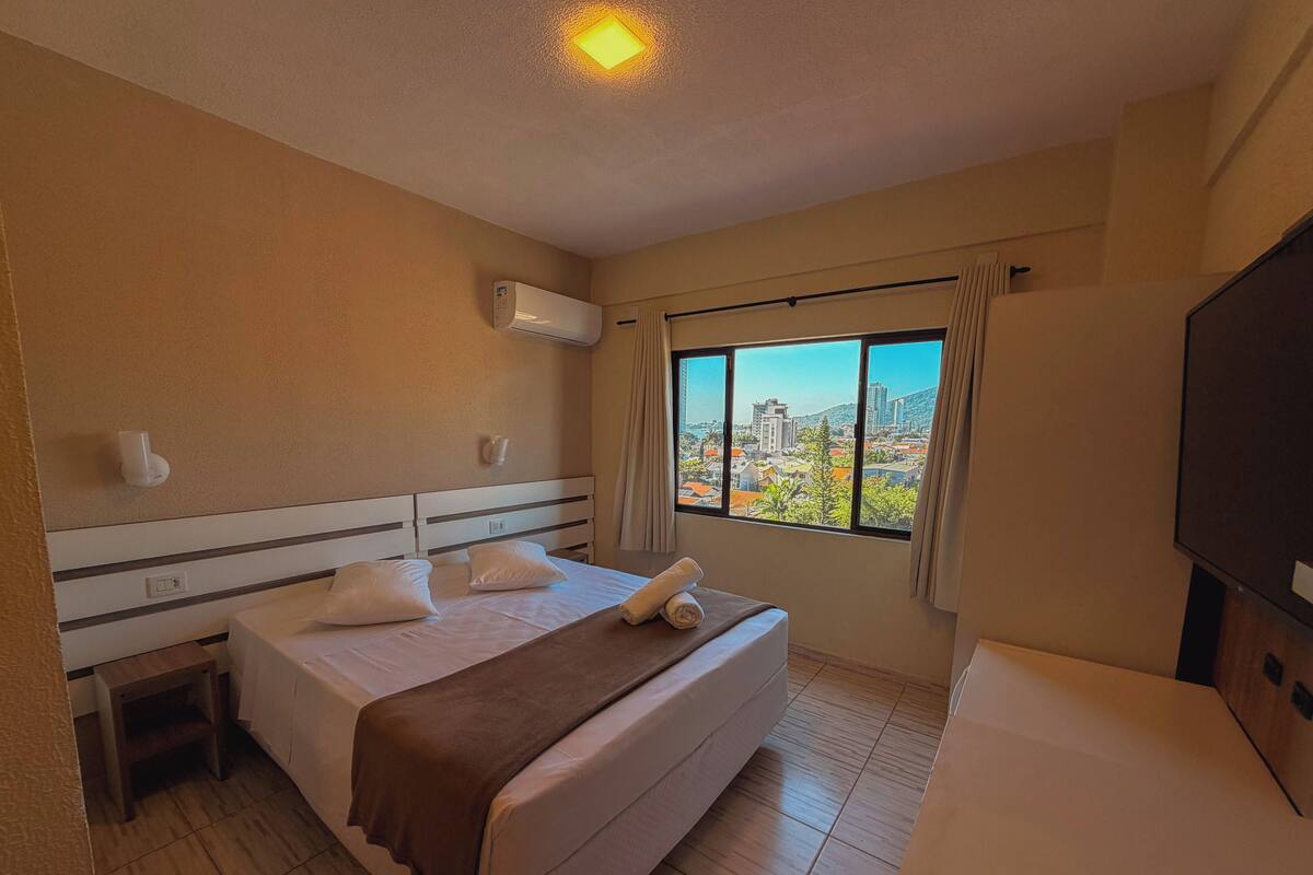 Deluxe Triple Room | Minibar, desk, blackout drapes, WiFi (free)