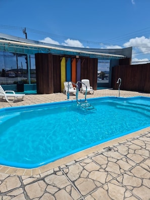 2 piscinas techadas, sillones reclinables de piscina