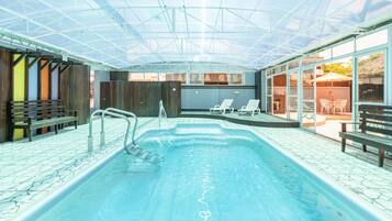 2 piscinas internas, funciona das 10h às 22h, espreguiçadeiras