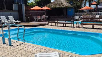 2 piscines couvertes, chaises longues