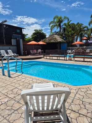 2 piscinas techadas, sillones reclinables de piscina