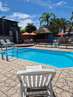 2 piscinas internas, funciona das 10h às 22h, espreguiçadeiras