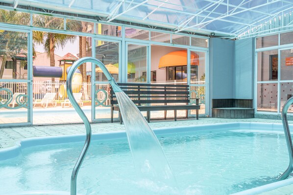 2 sisäuima-allasta avoinna 10.00–22.00, aurinkotuoleja