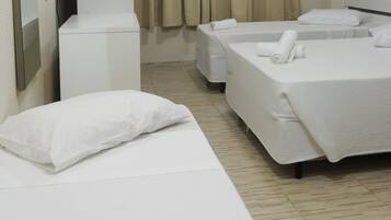 Quarto quádruplo luxo | Frigobar, escrivaninha, cortinas blackout, Wi-Fi de cortesia