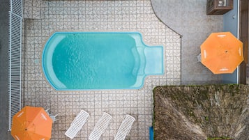 2 piscinas internas, funciona das 10h às 22h, espreguiçadeiras