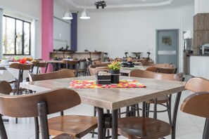 Free daily buffet breakfast - Hotel Conexão (Penha)