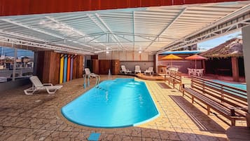 2 piscinas internas, funciona das 10h às 22h, espreguiçadeiras