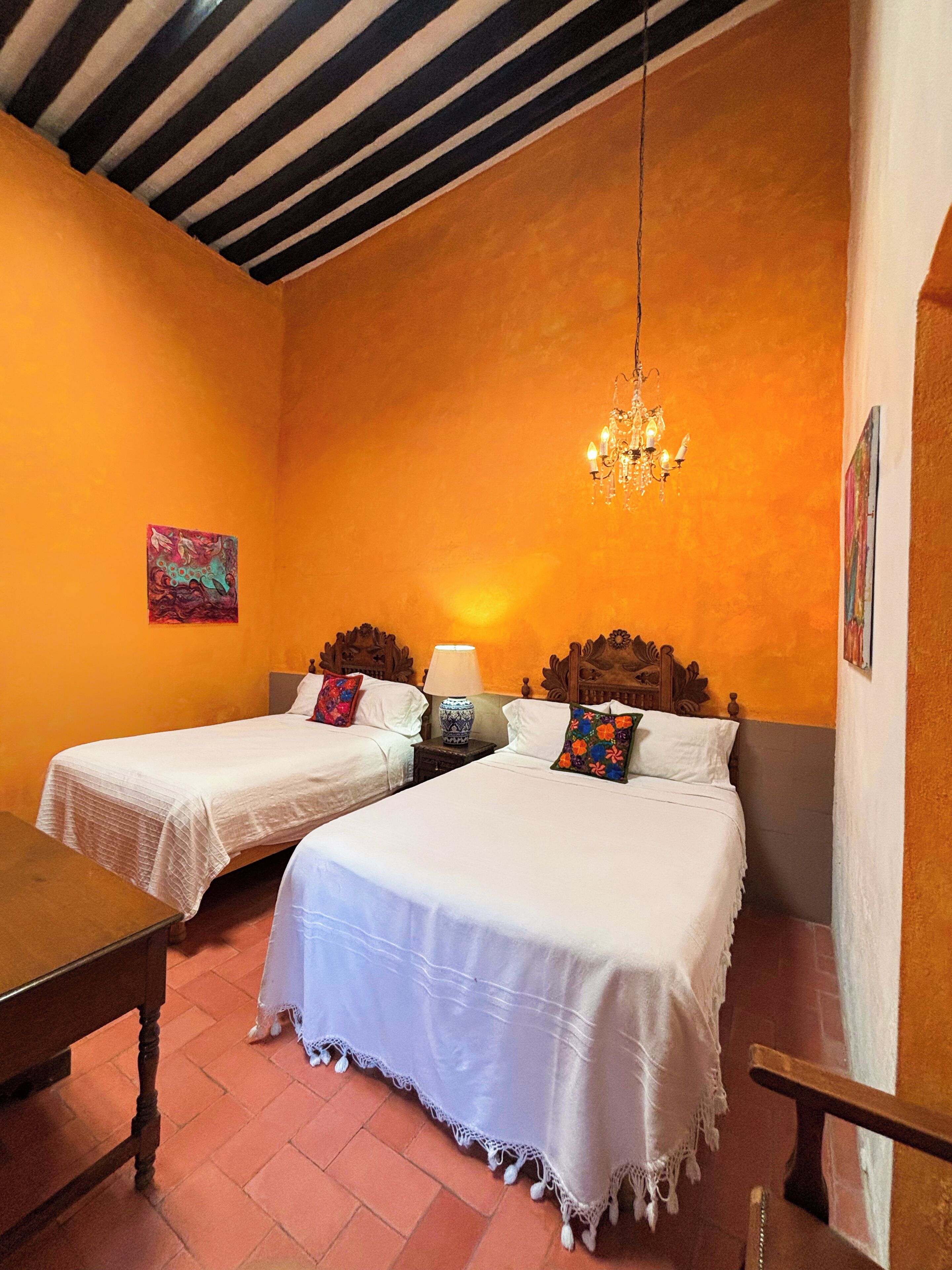 Κλινοσκεπάσματα υψηλής ποιότητας, χρηματοκιβώτιο στο δωμάτιο 