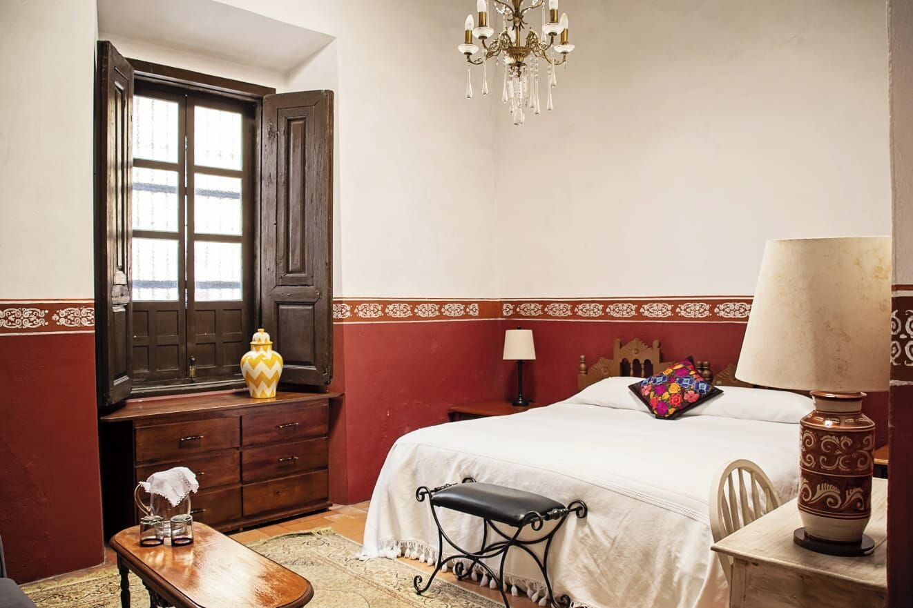 Ropa de cama de alta calidad y caja de seguridad en la habitación 