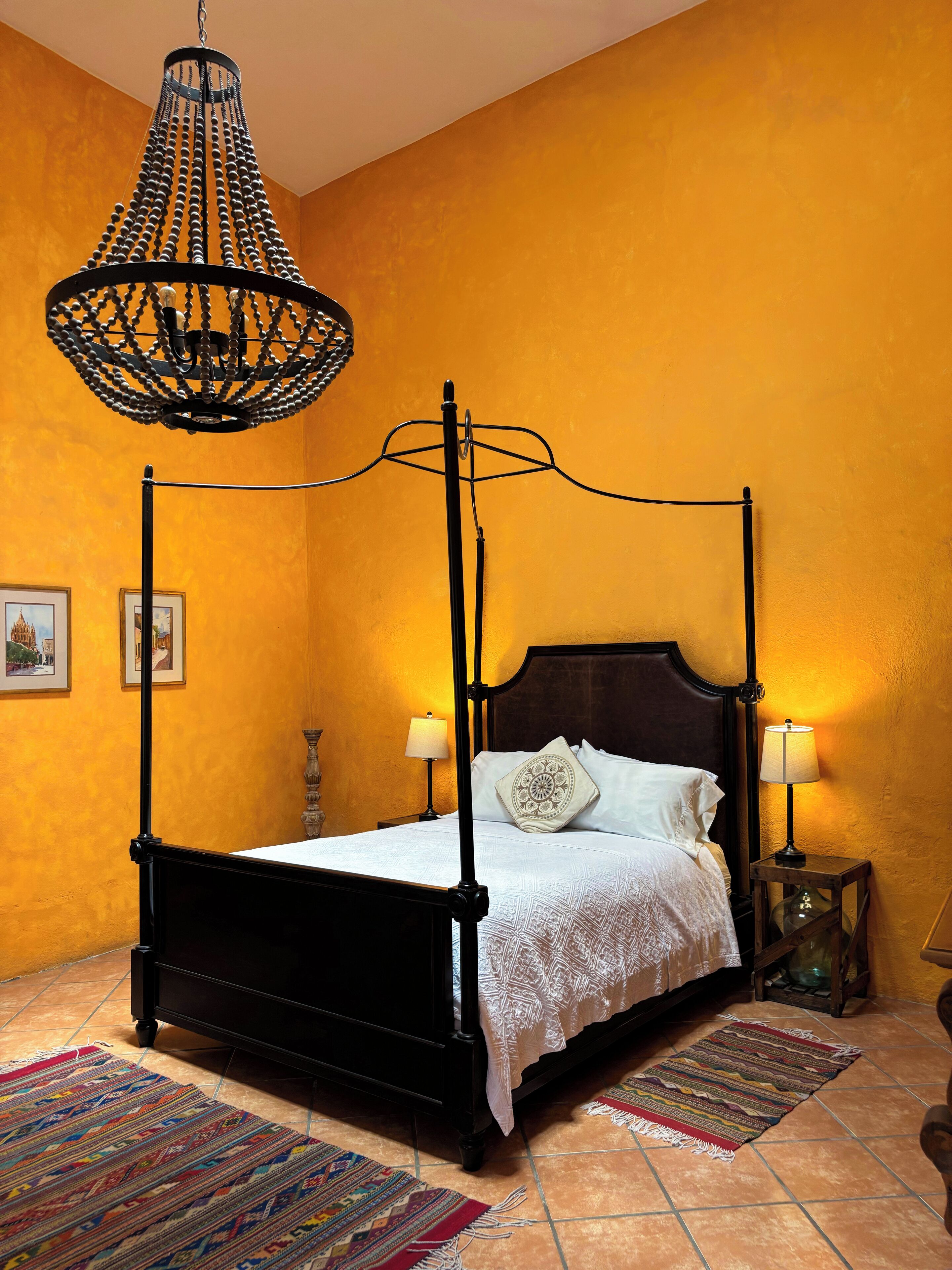 Κλινοσκεπάσματα υψηλής ποιότητας, χρηματοκιβώτιο στο δωμάτιο 