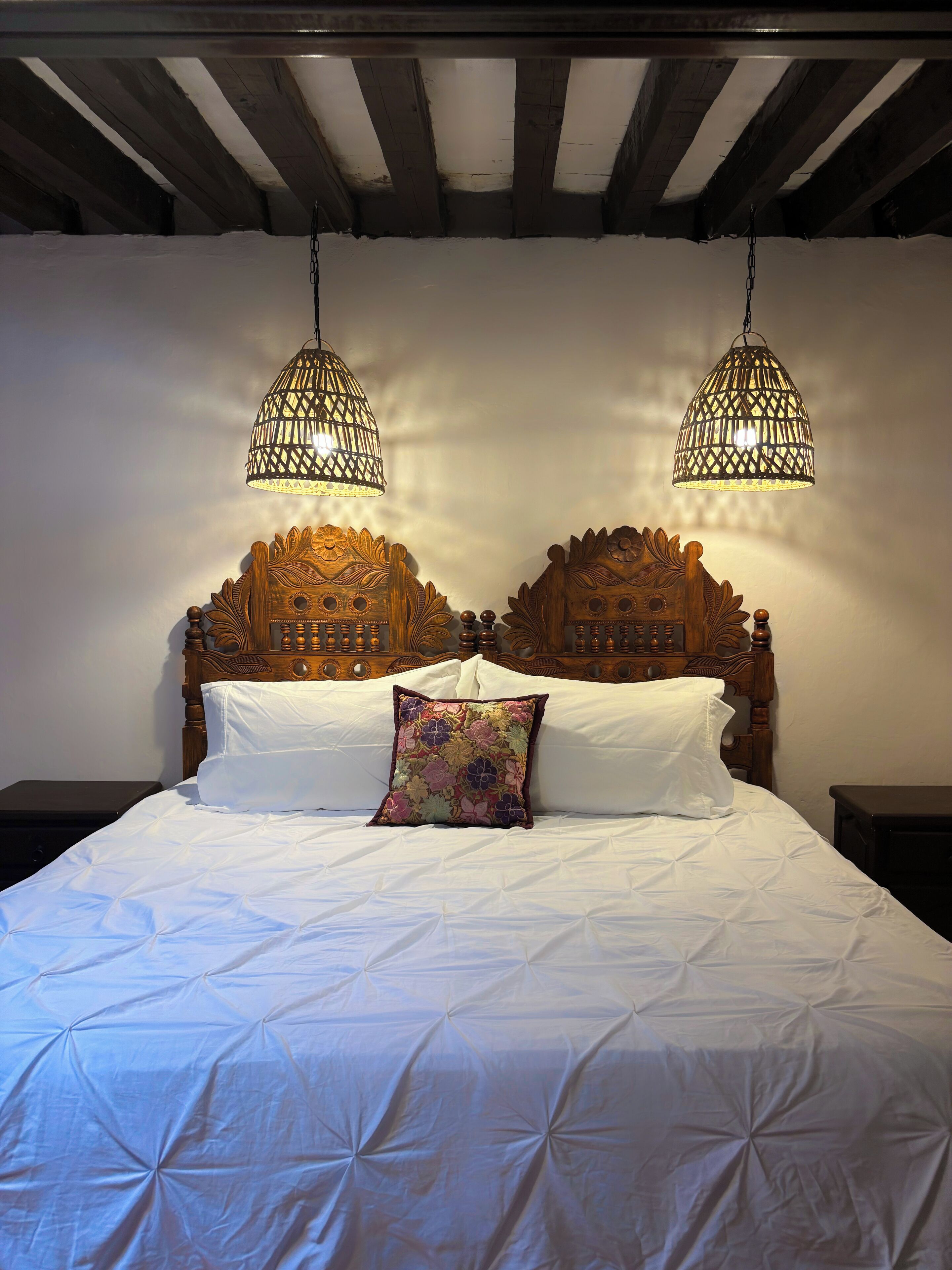 Κλινοσκεπάσματα υψηλής ποιότητας, χρηματοκιβώτιο στο δωμάτιο 