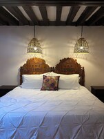 Κλινοσκεπάσματα υψηλής ποιότητας, χρηματοκιβώτιο στο δωμάτιο 