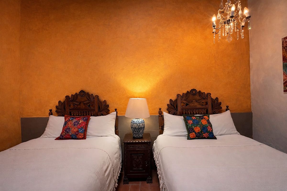 Ropa de cama de alta calidad y caja de seguridad en la habitación