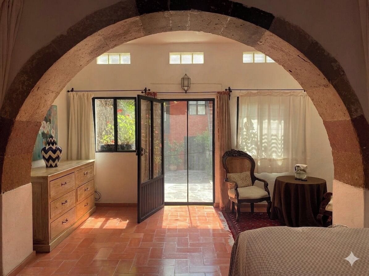 Habitación superior | Ropa de cama de alta calidad y caja de seguridad en la habitación 