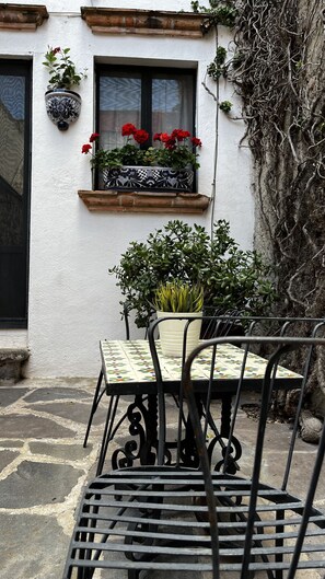 Zweibettzimmer, 1 King-Bett, Blick auf den Innenhof | Terrasse/Patio