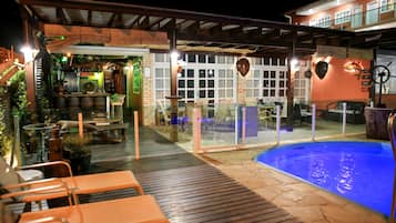 2 piscinas al aire libre, sillones reclinables de piscina