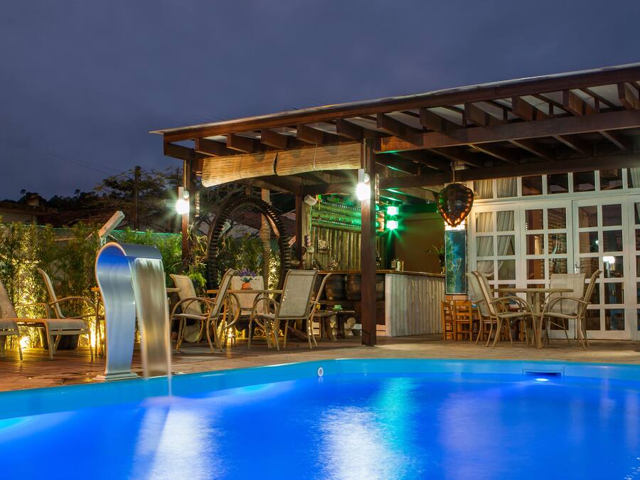 2 outdoor pools, pool loungers