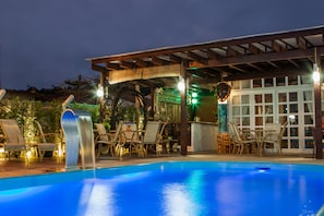 2 piscinas externas, espreguiçadeiras