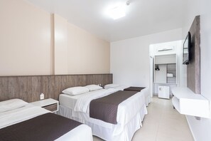 Quarto quádruplo família | Frigobar, berços grátis, Wi-Fi de cortesia, roupa de cama