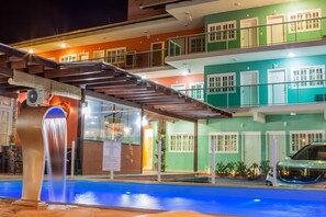 Front of property - evening/night - Pousada Quinta da Baleeira (Penha)