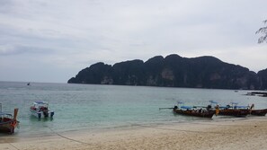 บนชายหาด