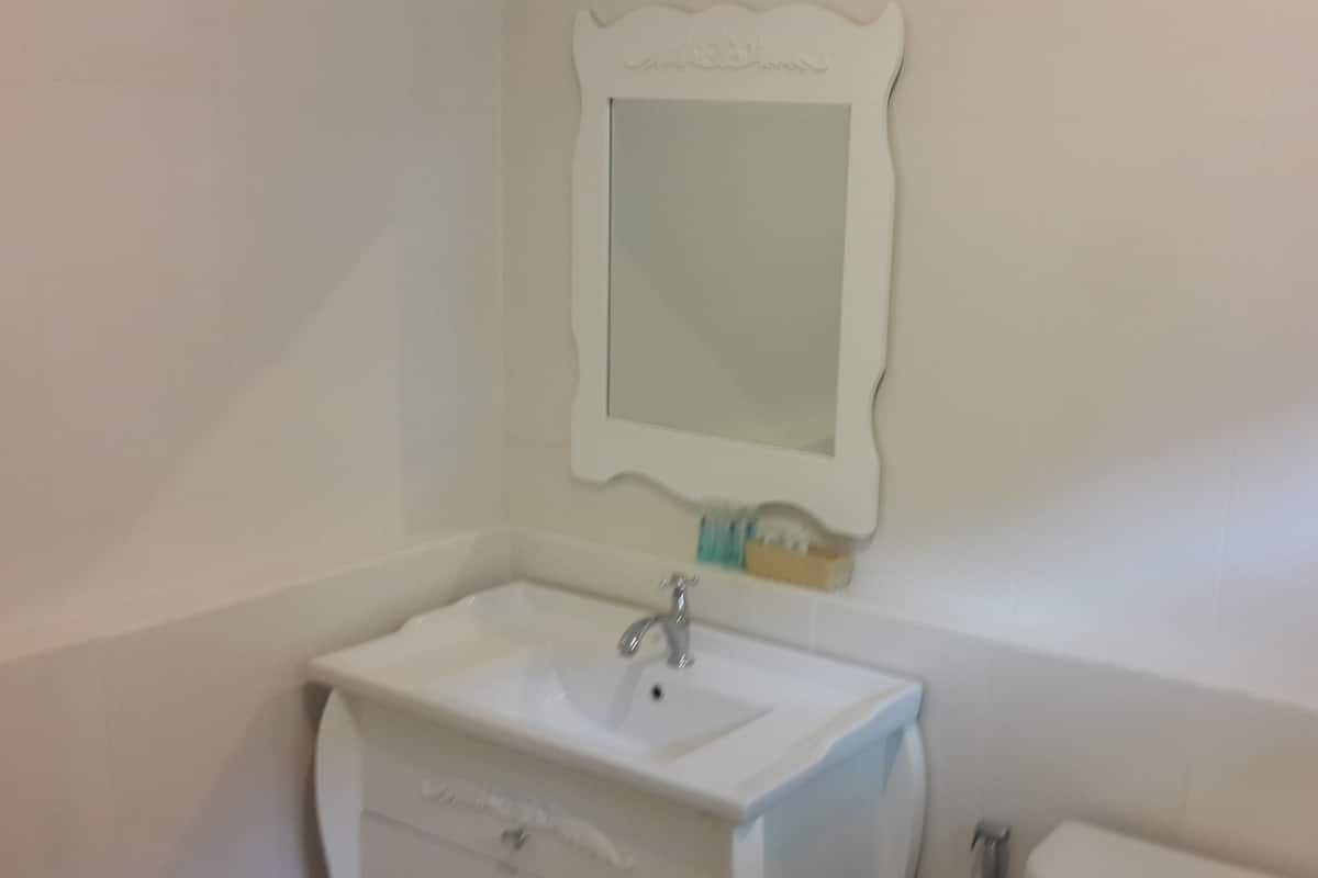 beach front bungalow | bathroom sink