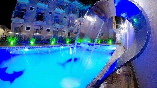 Outdoor pool, open 9:00 AM to 10:00 PM, pool loungers - Villarejo Parque Hotel (Penha)