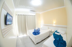 Minibar, desk, blackout drapes, free WiFi - Villarejo Parque Hotel (Penha)