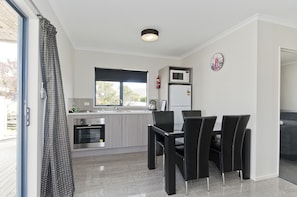 Fridge, microwave, coffee/tea maker, electric kettle - Matakana House Motel (Matakana)