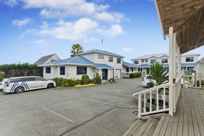 Front of property - Matakana House Motel (Matakana)
