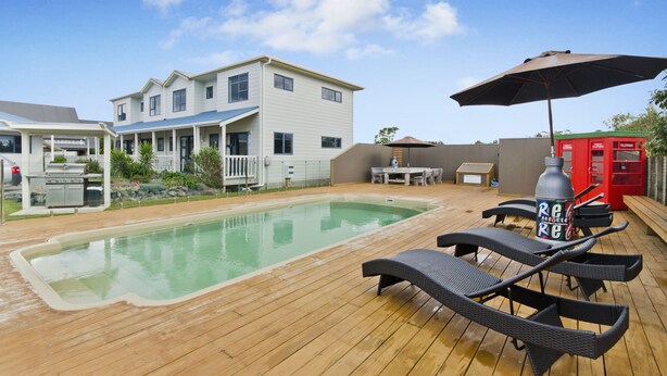 Outdoor pool - Matakana House Motel (Matakana)