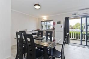 Ground Floor 2 Bed Unit 3 Bed P | In-room dining
