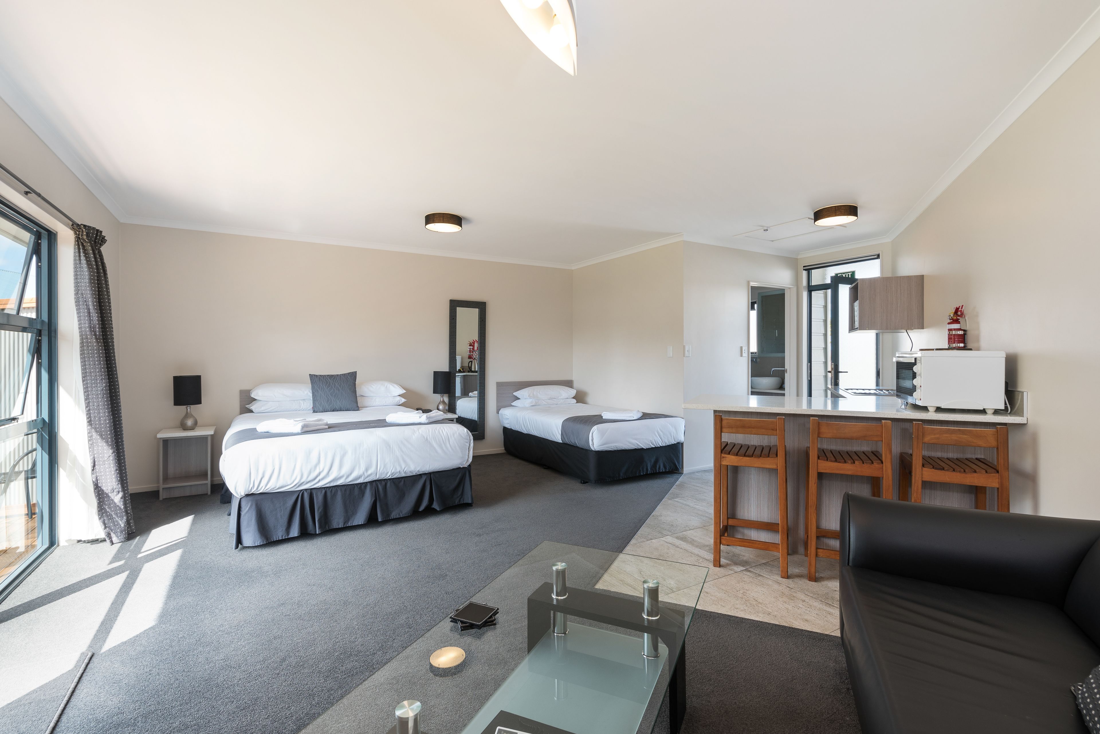 Large Studio, Kitchenette F | Minibar, free WiFi