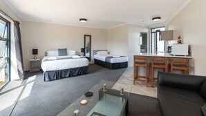 Large Studio, Kitchenette F | Minibar, WiFi (free) - Matakana House Motel (Matakana)