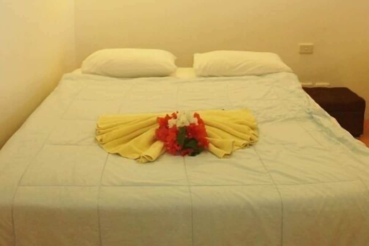 Superior Room | Peti besi dalam bilik, meja