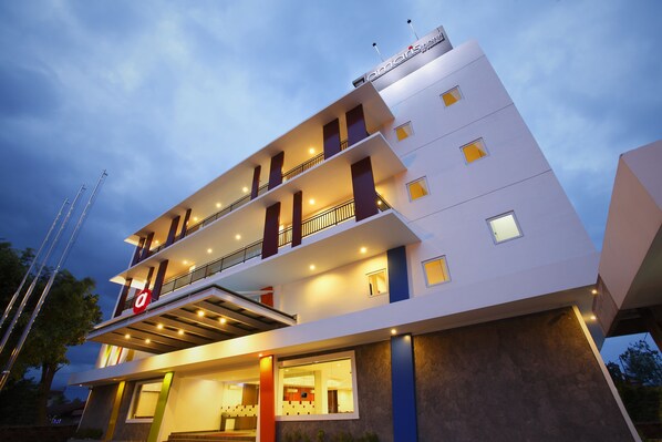 Fassade der Unterkunft – Abend/Nacht